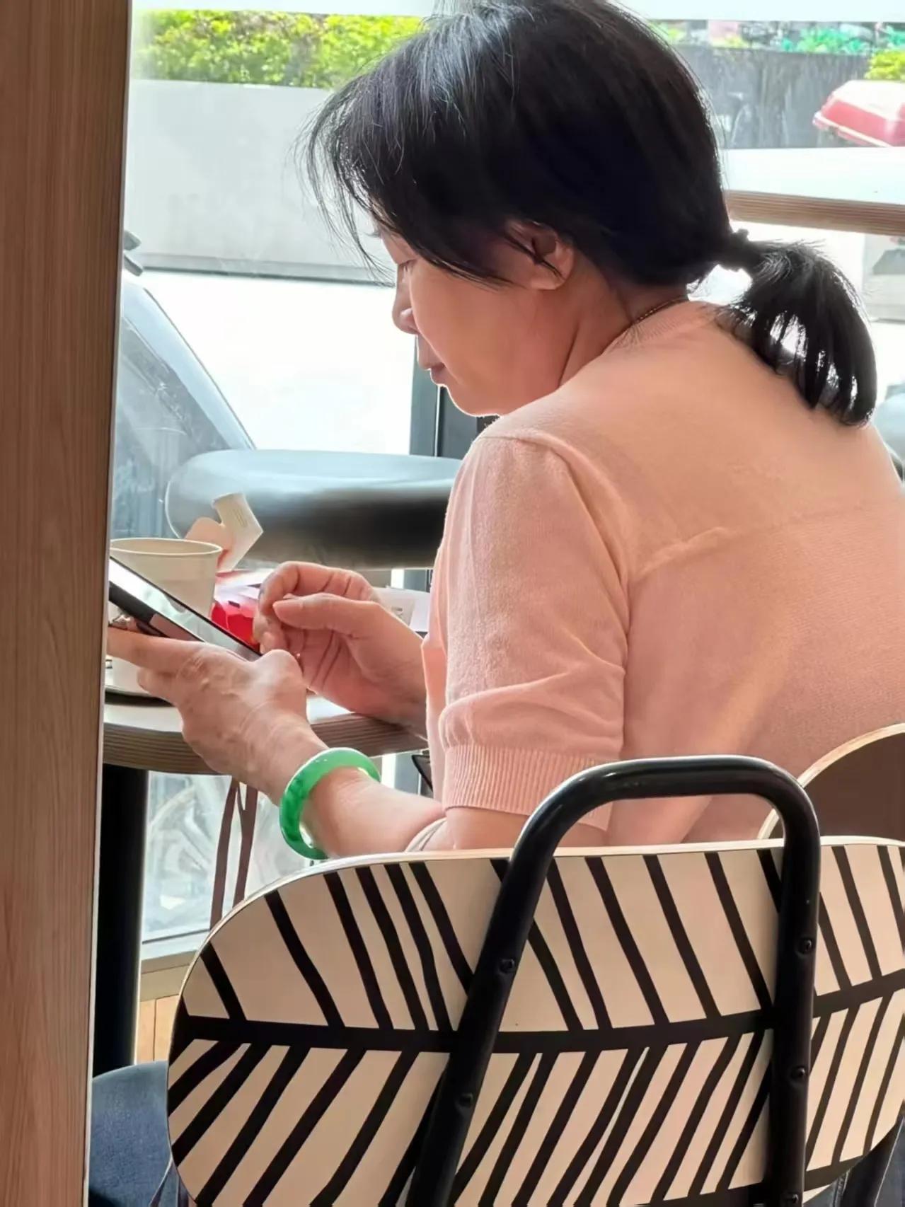 在麦大叔家干早餐，被隔壁大姐的手腕，给绿翻了。

对不起，职业病又双叒犯了！白天