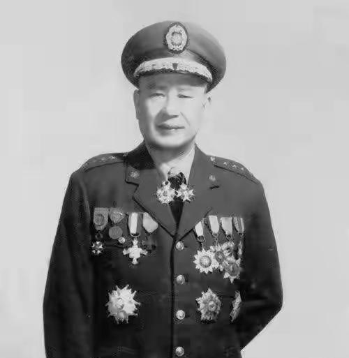 众所周知，胡宗南是蒋介石最信任的嫡系头号大将，手握数十万精锐重兵，盘踞西北多年；