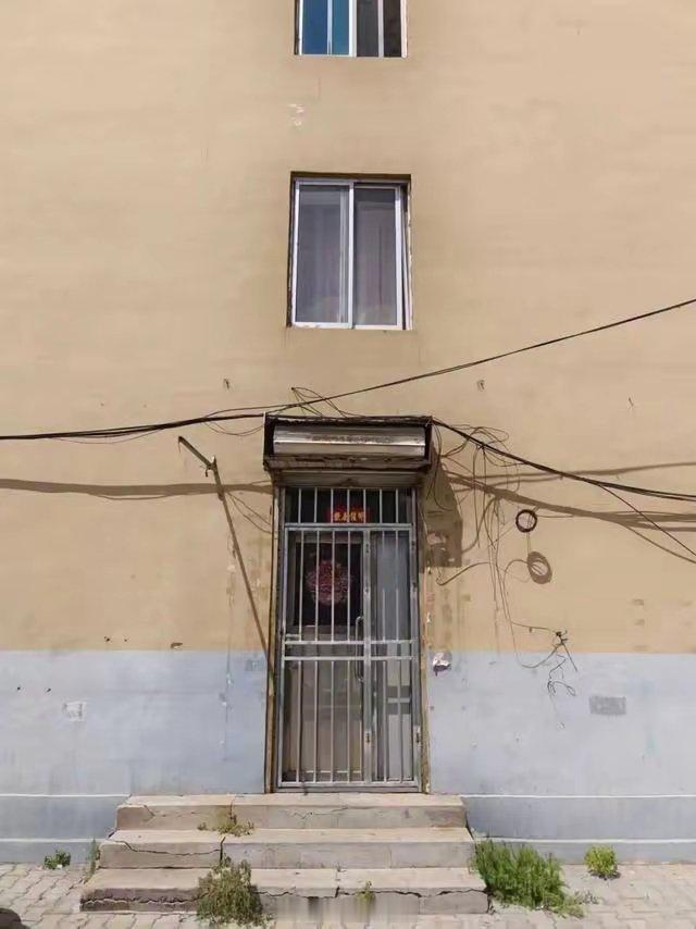 16岁体育生凌晨和同伴在巷内门店外嬉闹踹门，遭男子持刀捅刺身亡。家属也提出诉求，