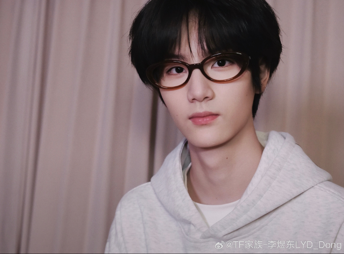 阴湿男但会装成乖乖小狗收敛起来，一遍一遍的小心翼翼的湊上去“姐姐你需要我.吗？”