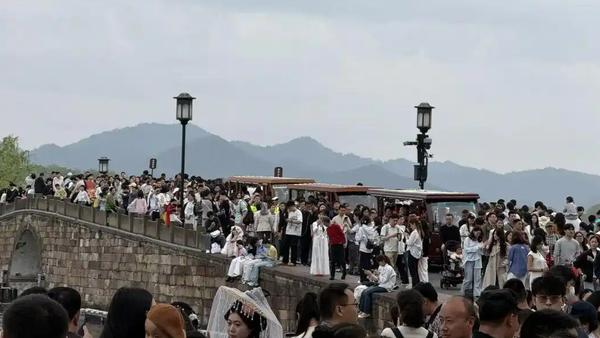 清明假期，西湖景区客流量大幅增长，旅游热度爆棚。浙传大四学生小高抓住这一契机，凭