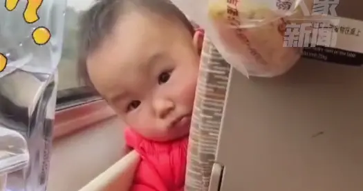 可爱！女子高铁上给前座萌娃饼干，萌娃“礼尚往来”回赠奶瓶