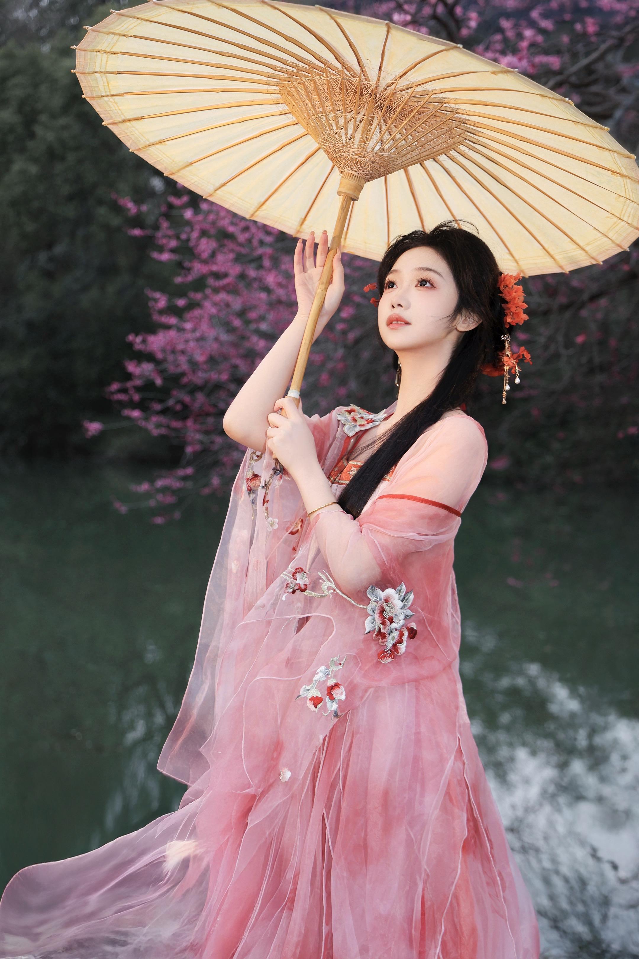 "青山几重，回眸一眼就心动"