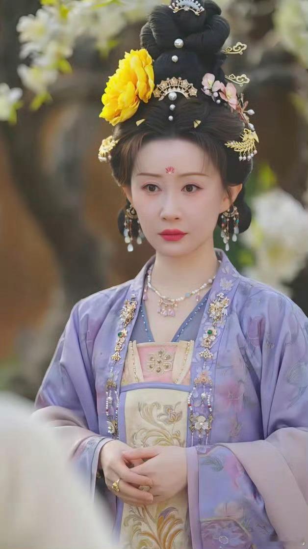 舒畅演短剧有种降维打击的感觉其实与其说“降维打击”，不如说短剧观众终于吃到好的了