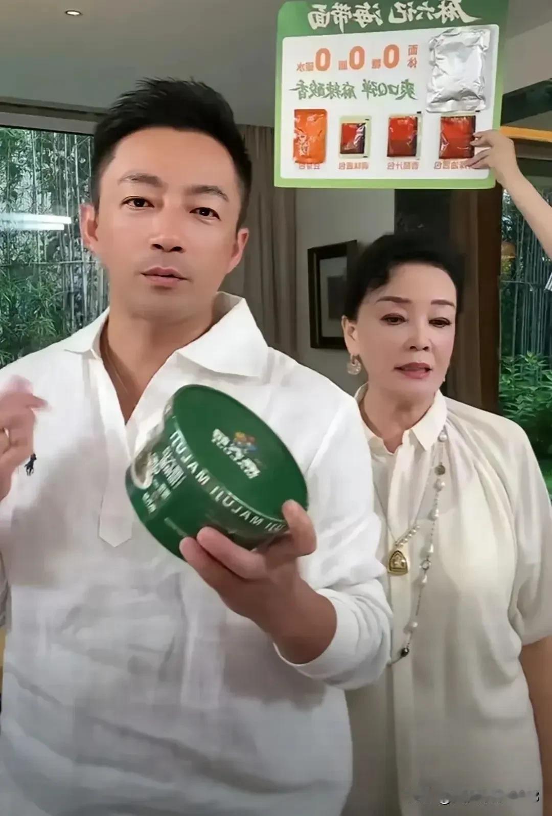 打开手机都是汪小菲一家的消息，一家三口聚餐。
       张兰连续三天再某手直