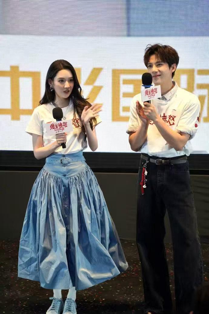 王玉雯别说了王安宇破碎了 路演现场明明在聊戏结果两个人情绪都上来了，王玉雯的眼睛