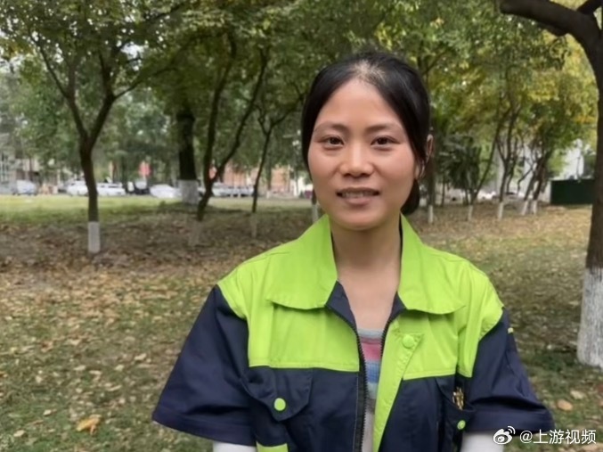 【#33岁环卫女工回应边扫地边考研#】#环卫女工考研获公婆支持#2021年，大专