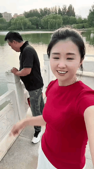 来，夸一下她