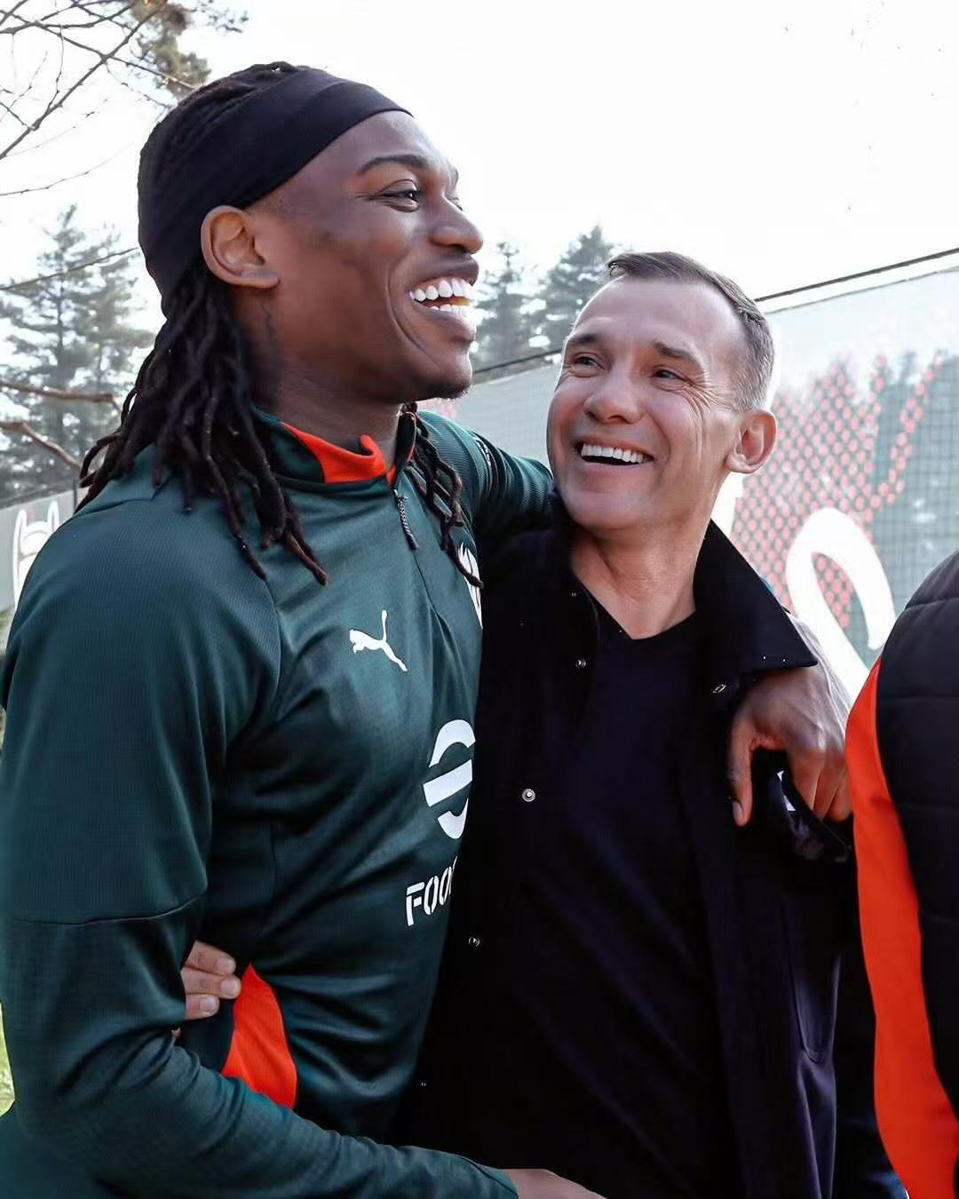 AC米兰两代神锋数据荣誉对比：
舍甫琴科VS莱奥
效力赛季：7比7
出场次数：3