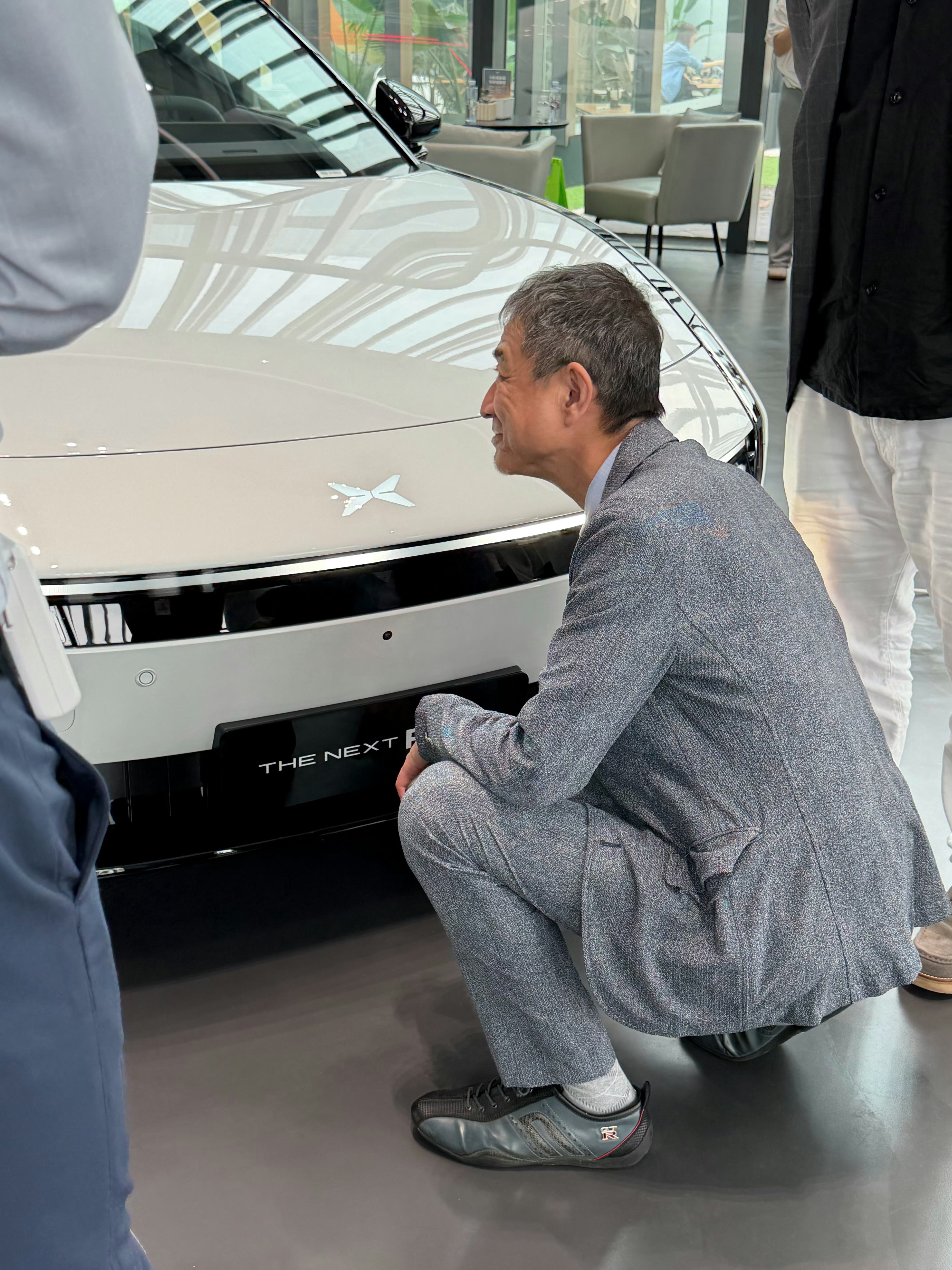 “GTR之父”田村宏志跑到广州小鹏总部，围着新款P7仔仔细细研究了大半天。他先是