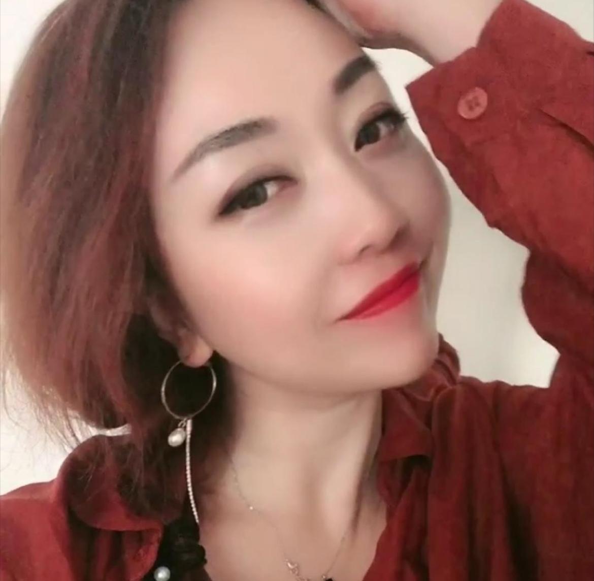 河北女老板卢玉青去世，年仅44岁，前后不到半年
人美身材好，日常开保时捷，移植后