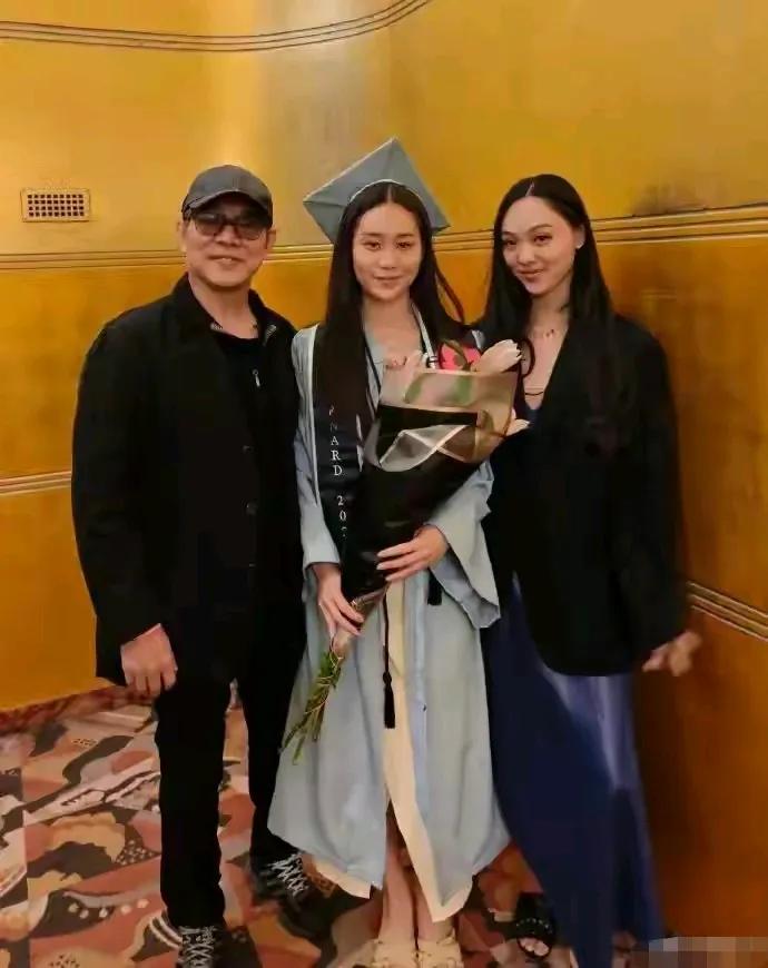 发现了，利智所生之女不仅外貌长得不像她，就连傲人身材也没能遗传给女儿。可惜了一代