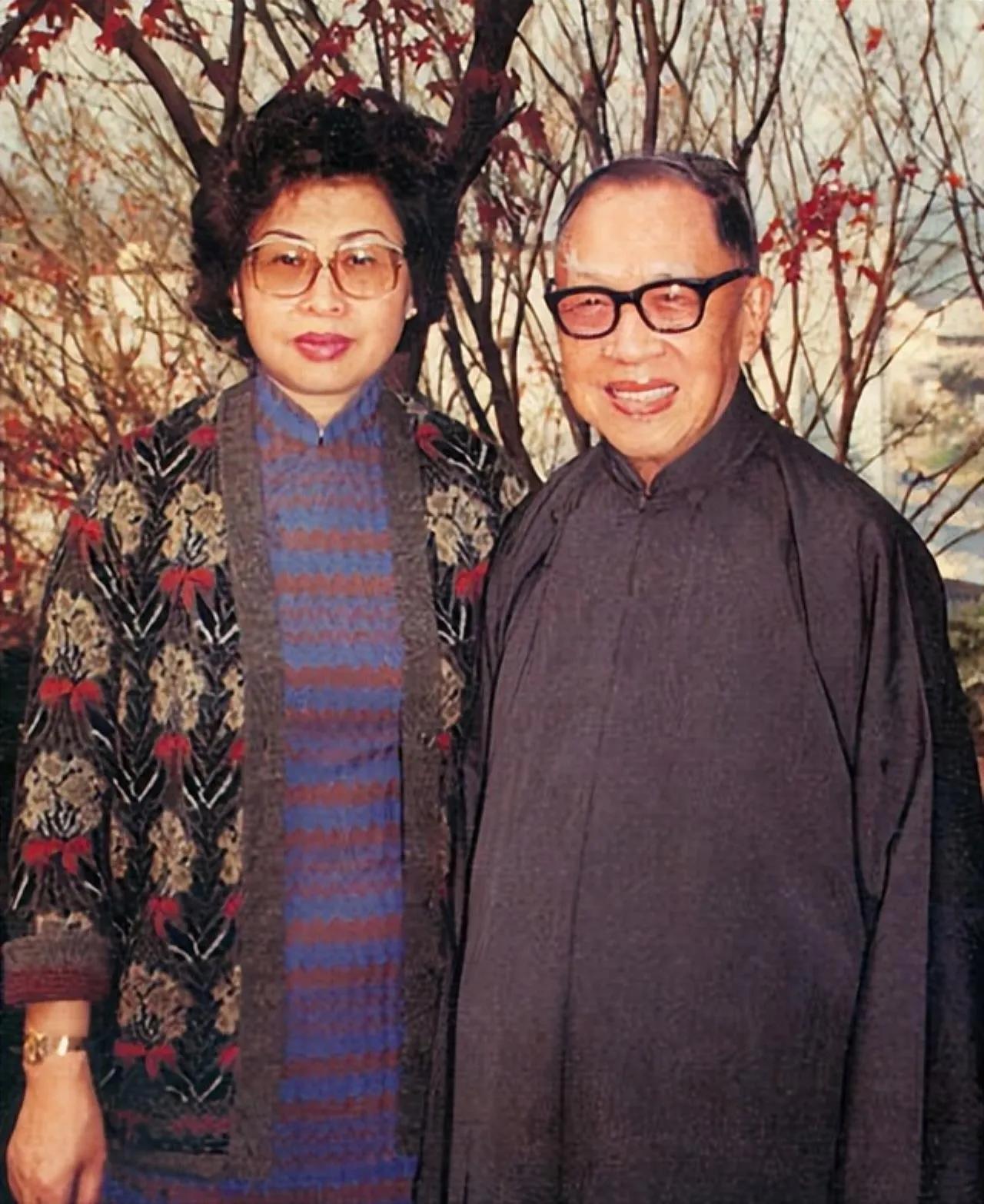 [微风]1956年，国学大师钱穆，61岁时三婚迎娶27岁胡美琦。新婚夜，他盯着如