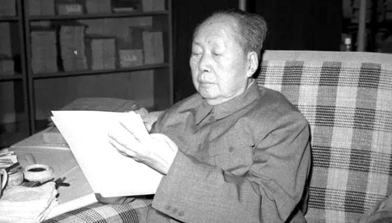 1974年，越南悍然进犯西沙群岛，我军急调东海舰队火速增援。毛主席当机立断："绕