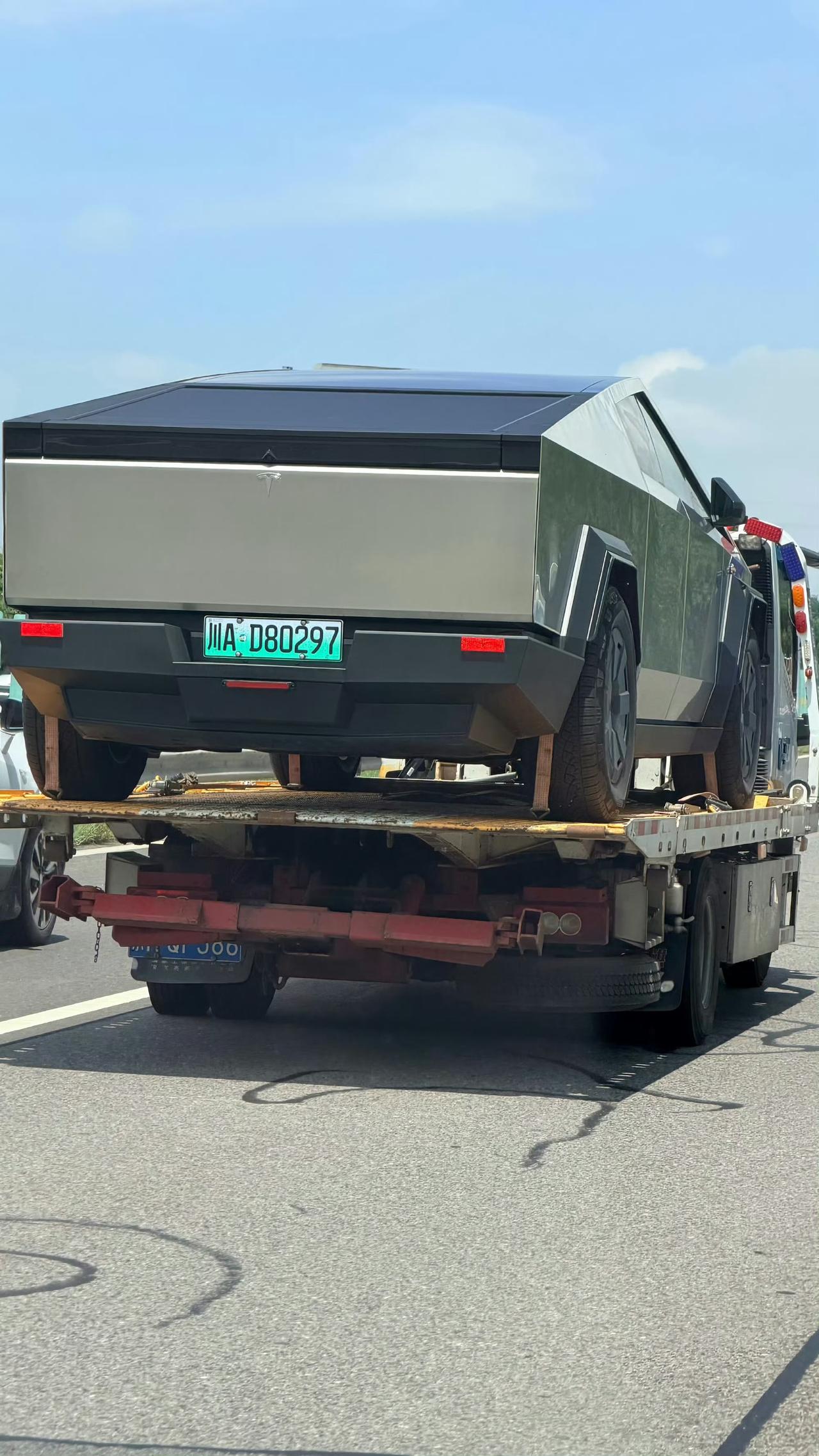 这这个的，绝对是真大哥，纯纯的当玩具买啊！

特斯拉Cybertruck目前没有