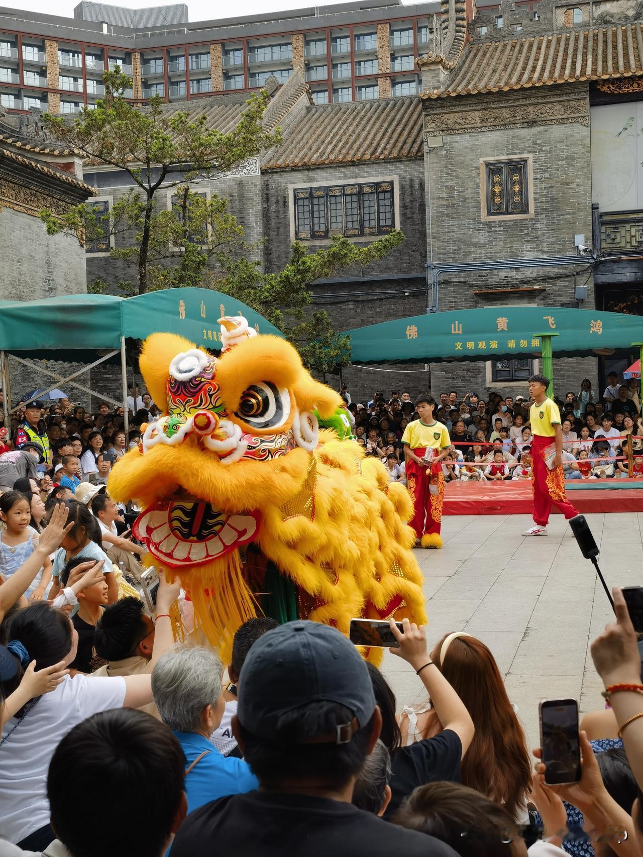 佛山祖庙这一幕太有意思了！🦁

别家孩子怕狮子，这儿的娃却敢上手“撸狮毛”。在