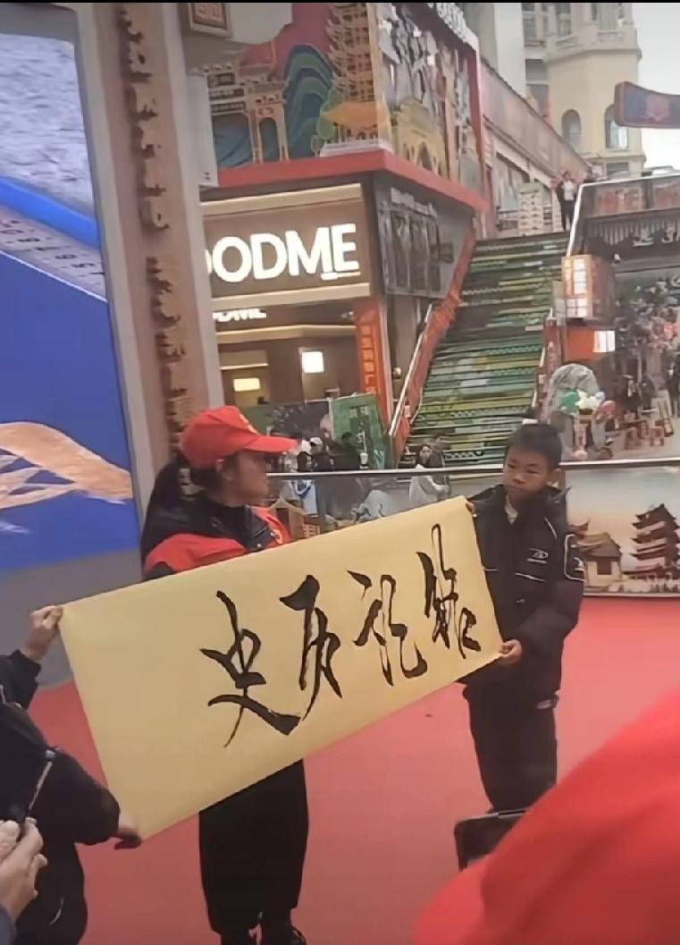 李明同学热爱书法是好事，但过度的吹捧可能最后会成为新时代的仲永。