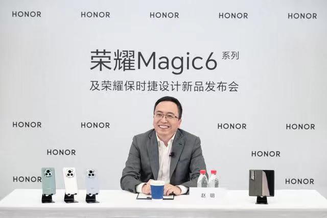 #荣耀赵明称不怕友商来偷图纸# 友商听到这话，肯定心里一万只羊驼。

就在荣耀M