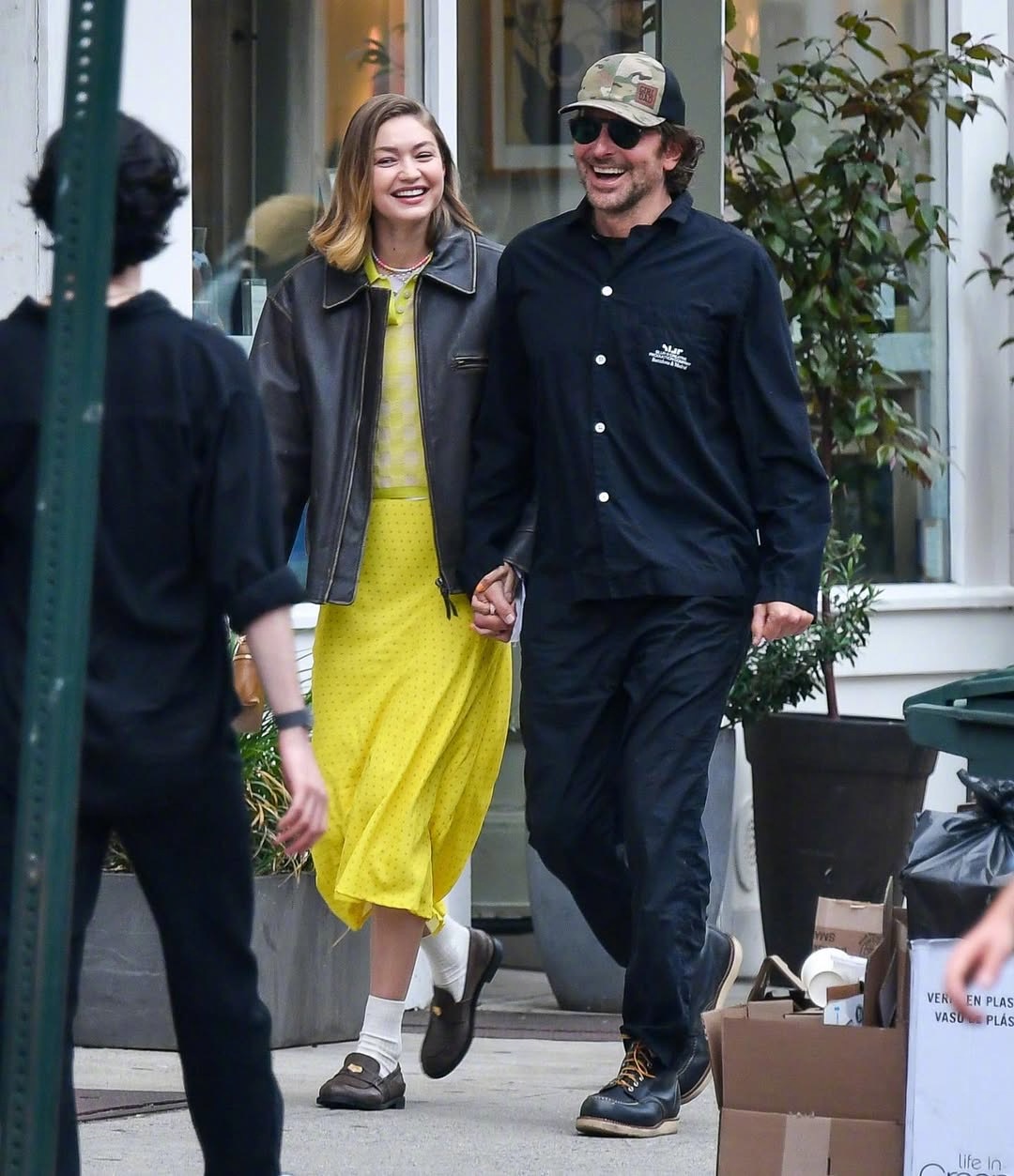 Gigi Hadid 和男友 Bradley Cooper 牵手在纽约外出的街拍