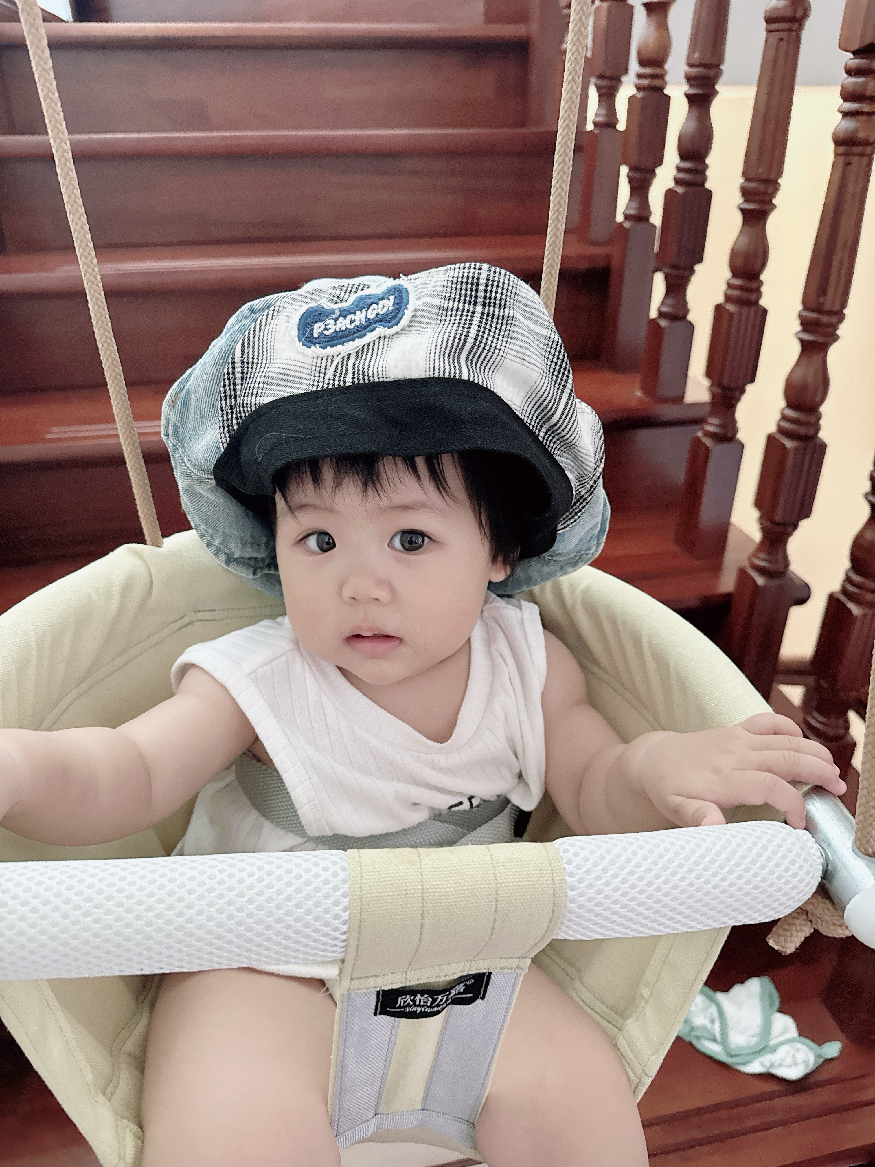 今天还给小碗带了我的帽子哈哈显得很适配大绾直接趴在我身上睡着了抱了她20分钟，她