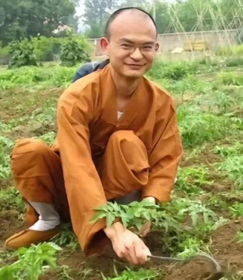 2008年，80后清华博士抛下大好前途，执意出家当和尚，父母下跪都无法令他动容，