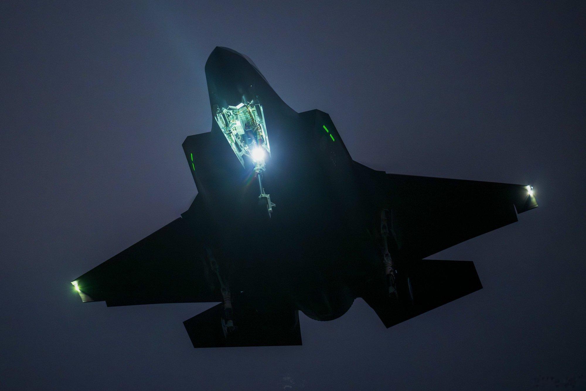 夜色下的F-35A每天认识一件兵器 烽火问鼎计划 ​​​