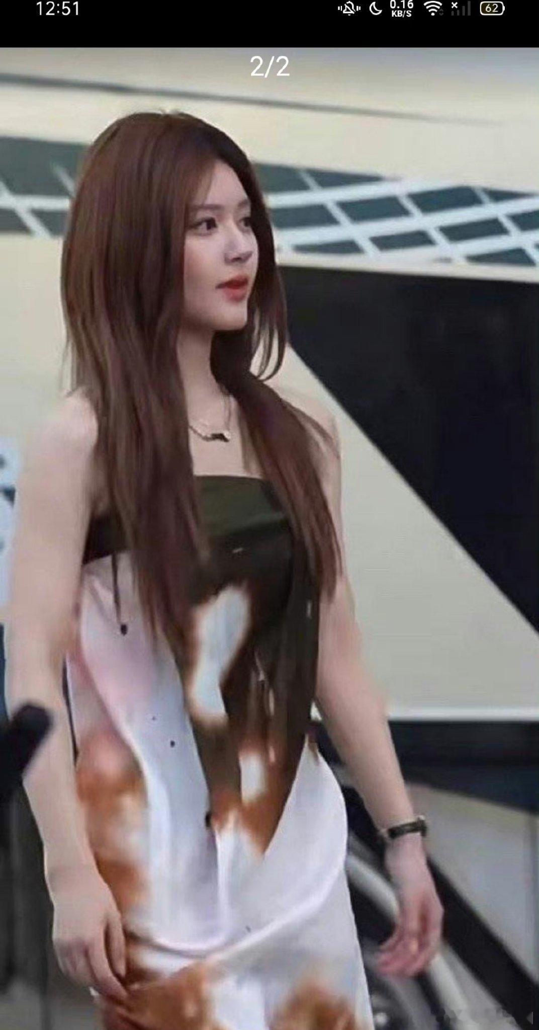 哦莫[允悲][允悲][允悲]有时候感觉赵露思真的是裹一个布就上班去了 ​​​