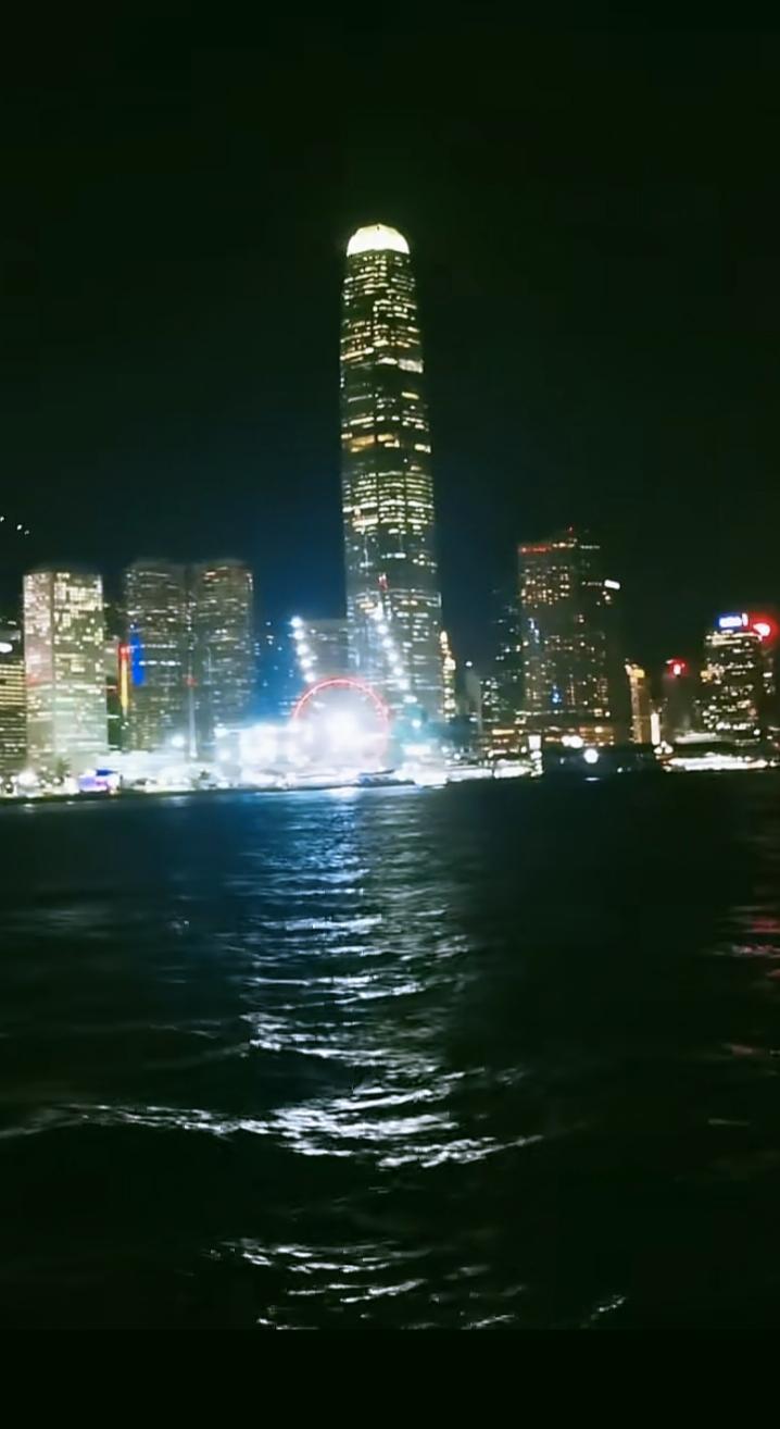 海边城市繁华地段，那景色真是绝了。就说湛江金沙滩，虽滩小但对面的文化娱乐中心和体