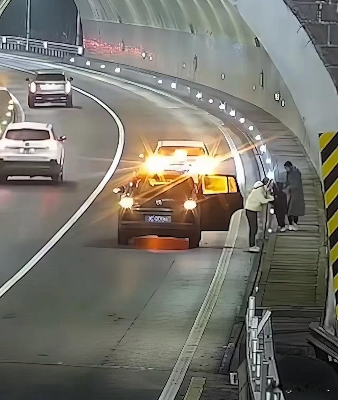 浙江衢州的高速隧道里，上演了生死一线的20秒。

那天，一辆小车载着四人回家过年
