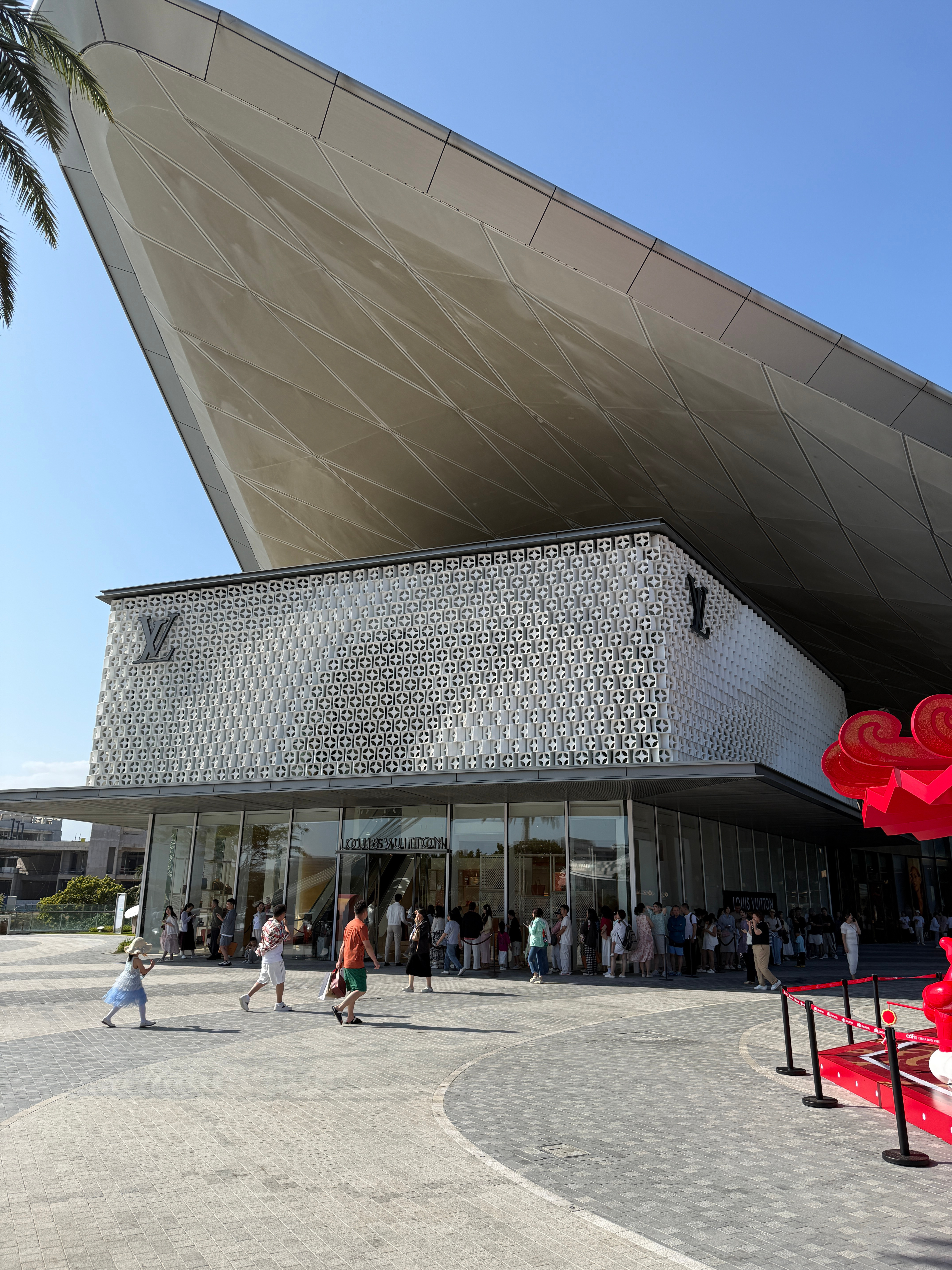 99.99%的人都不知道为什么LV为什么店面不在免税城里，而是在免税城二期外部的