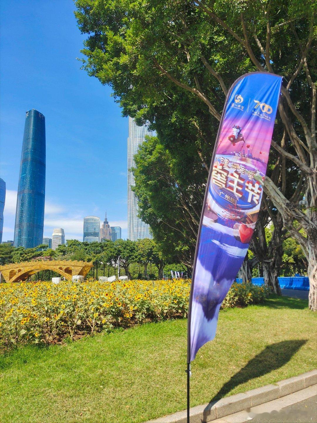 外滩夜景，令人迷醉的灯红酒绿，是十里洋场的曼妙风光 