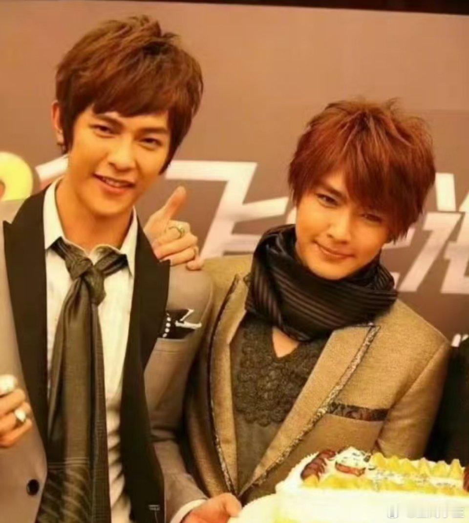 鬼鬼回应排挤炎亚纶对不起，但是我好像看到了一部部小说，阴暗校草x古灵精怪少女，热