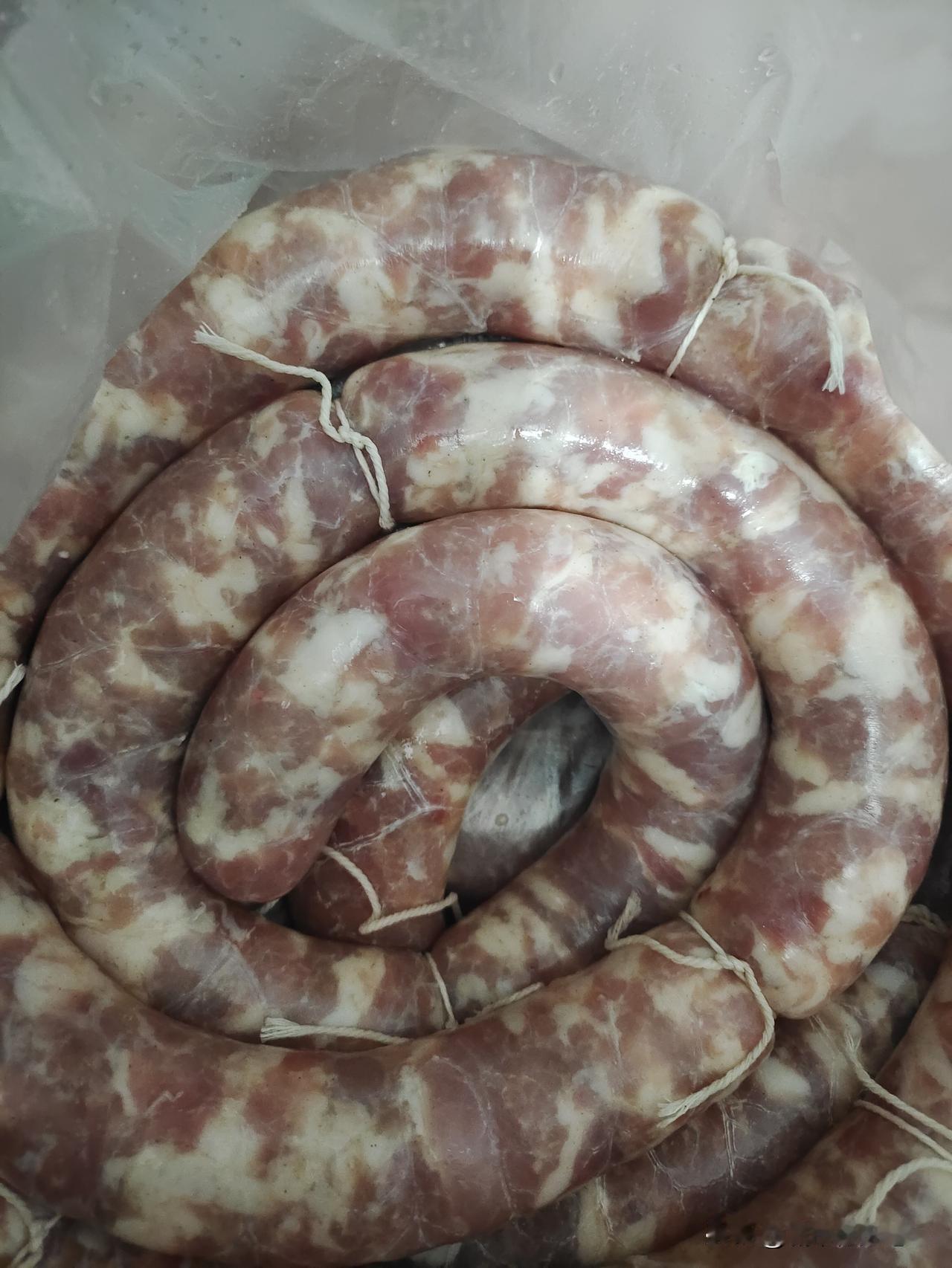 请教！第一天灌好的香肠，是怎么存放？是就在常温下放一天，还是进冰箱？[作揖][作