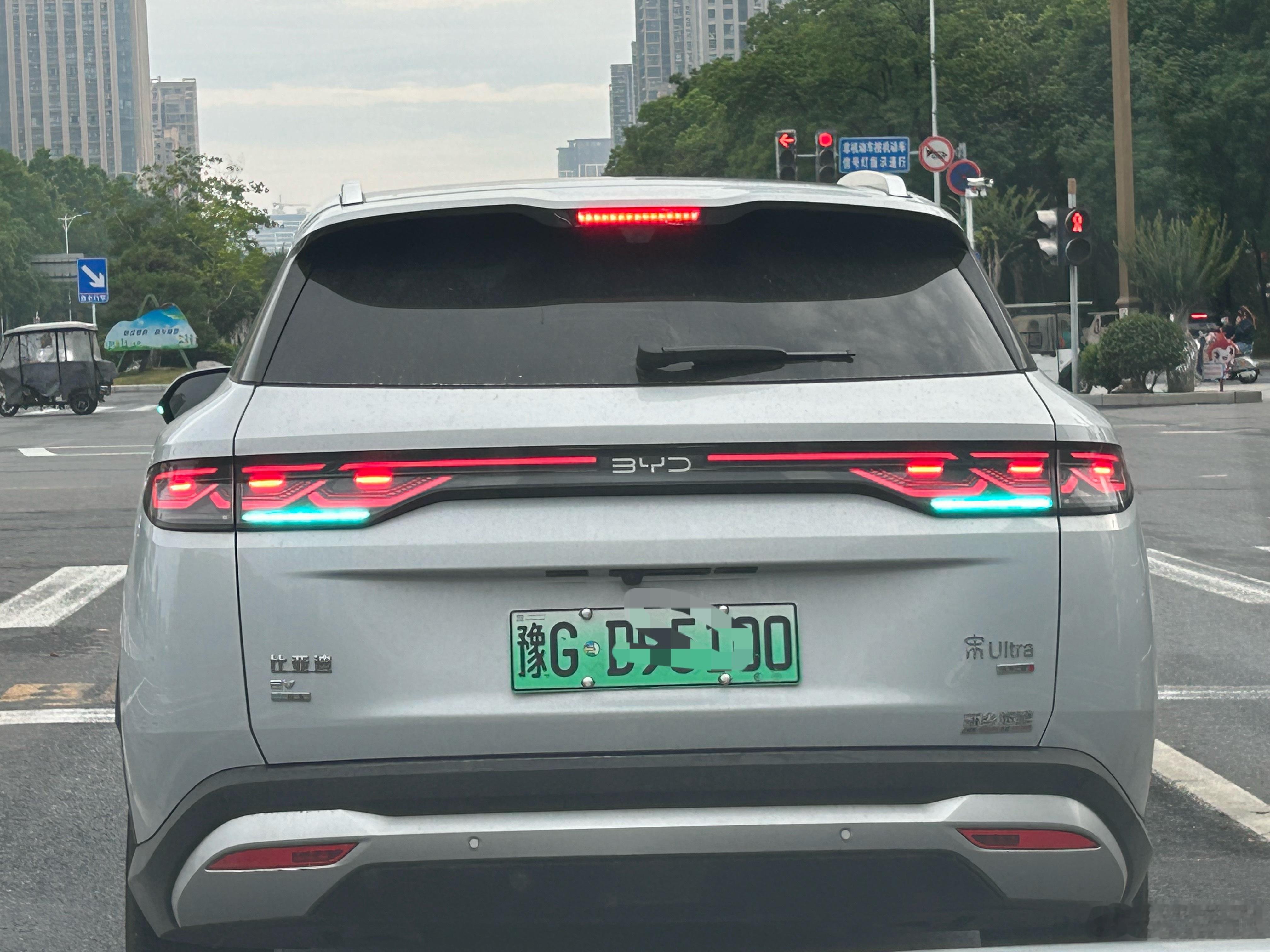 今早遇到一个天神B的宋ultra ev闪充版，看来这个车的销量不错！在市区开智驾