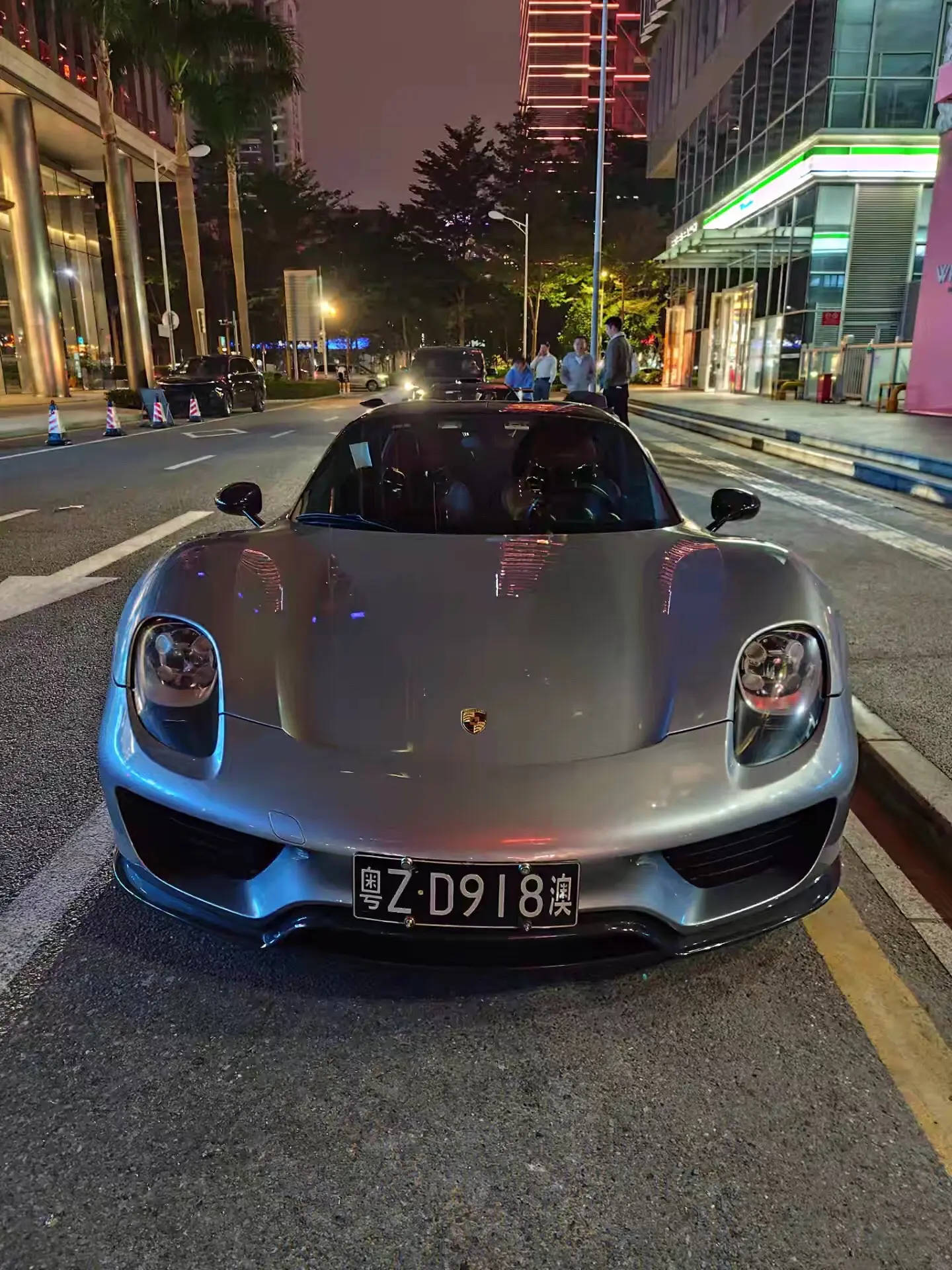 阳光华艺公子哥的座驾，深夜惊现深圳湾一号。