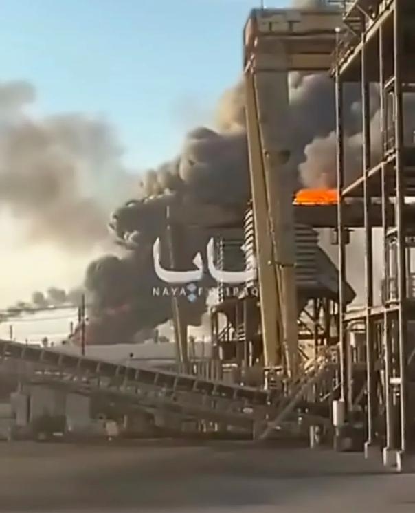 位于美国德克萨斯州波特亚瑟的瓦莱罗炼油厂着火了。

这个炼油厂可不是小厂子，在当