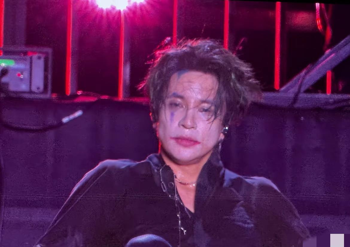 十年前那场撕得全网血雨腥风的官司，薛之谦突然撤诉了。
不是他赢了，是法庭根本判不