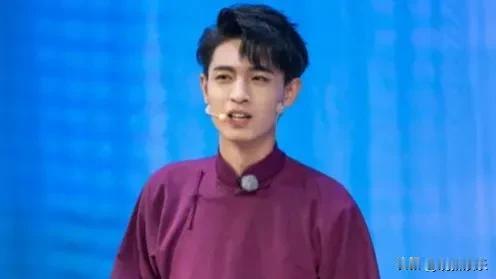 秦霄贤，作为德云社中备受瞩目的相声演员，以其英俊的外表和诙谐的表演风格，收获了无