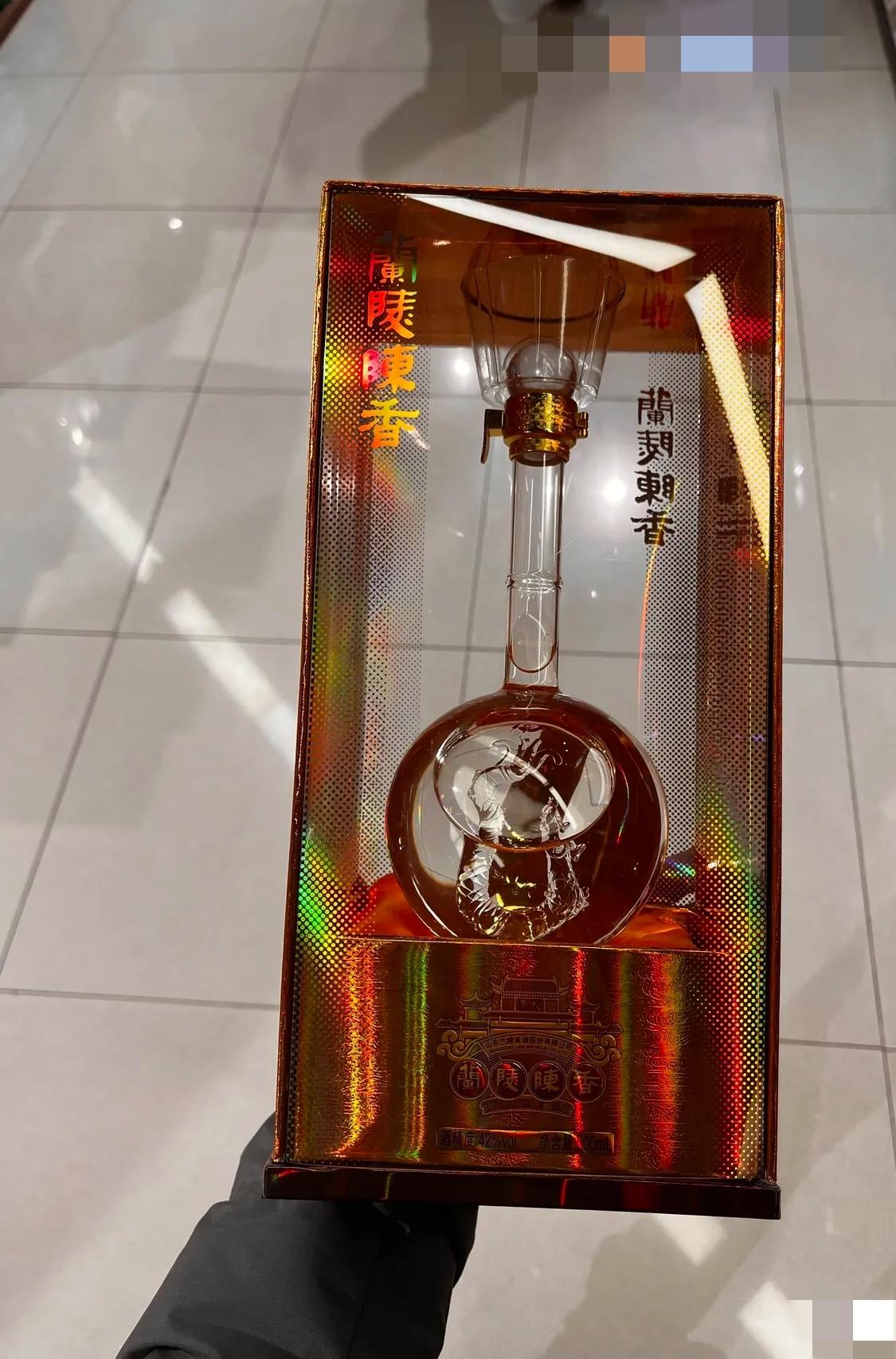 友友们帮看看，这是女儿的男友来拜年送的一瓶酒，我平时都不喝酒，对瓶装酒一点也不懂