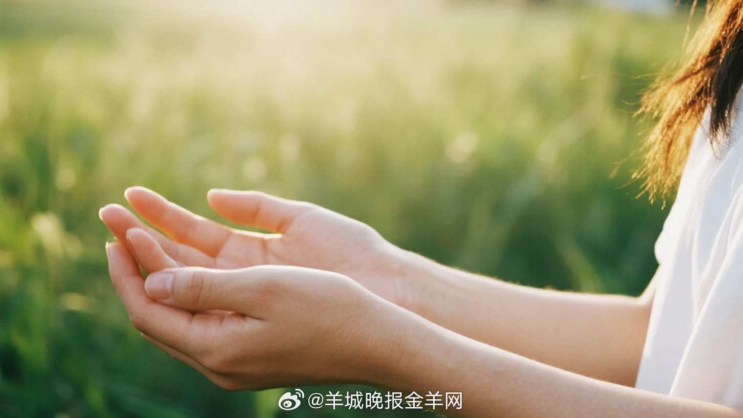 #早安# 别害怕前路漫长，去追逐，去热爱，去把梦想攥在手心。今天的每一分努力，都
