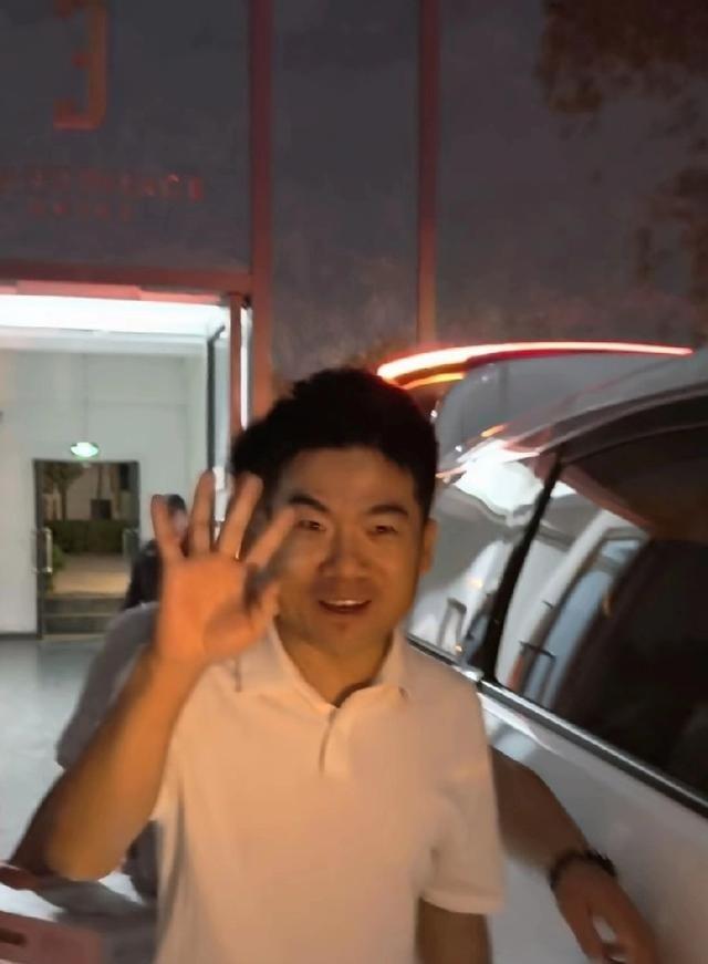 宇辉昨晚都说了西安有重要会议别去现场，结果今天还是有人去上手拉他。真无语，这哪是