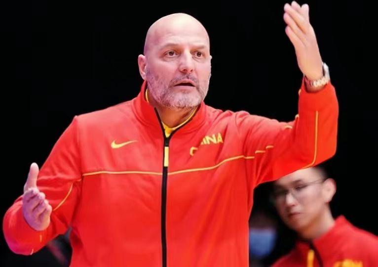 喜爱有加！主帅乔尔杰维奇这样评价国家男篮3爱将：
1、乔尔杰维奇评价队长赵继伟：