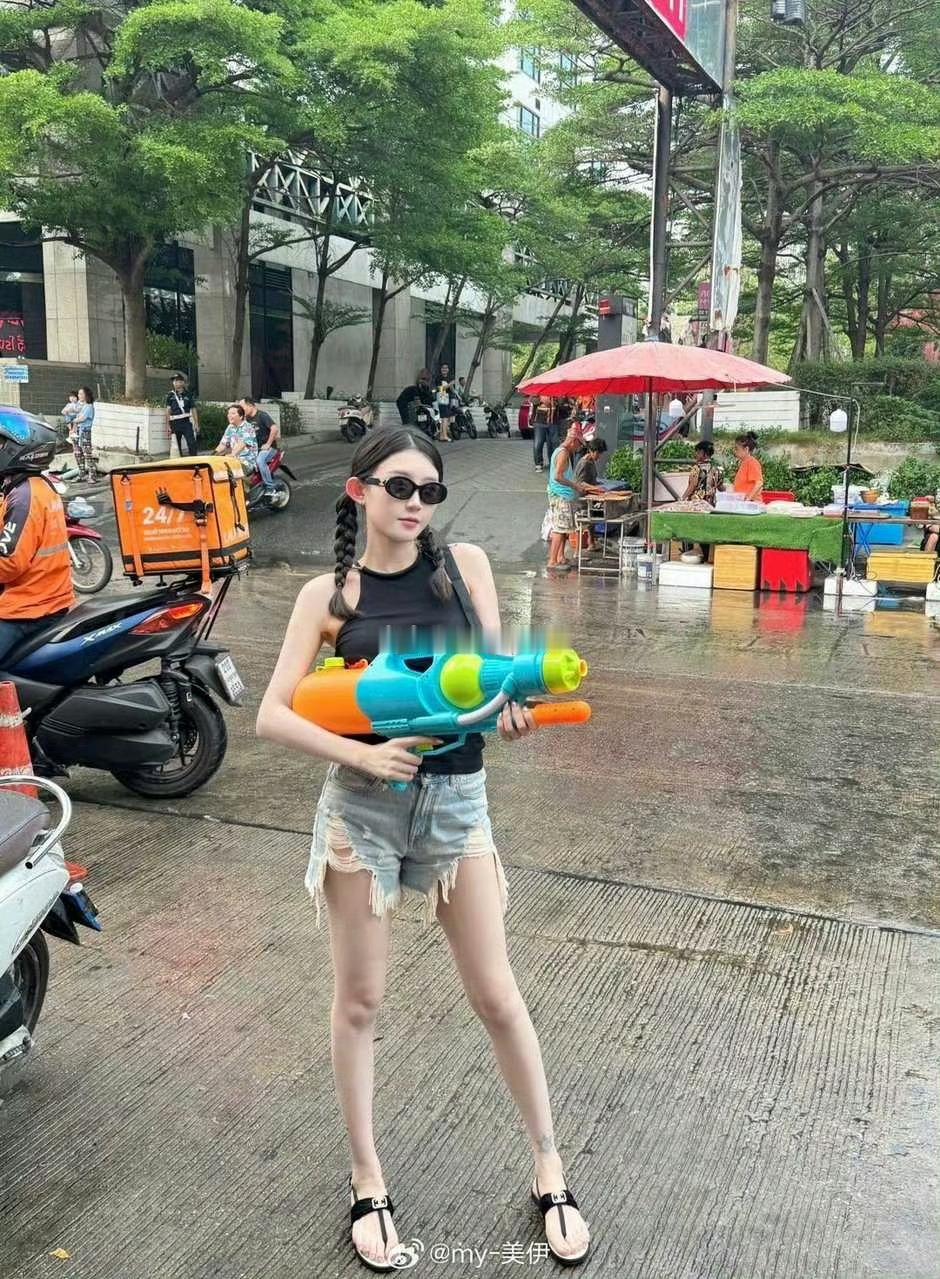 有对面塔罗牌师，算小伊伊现状，抽了两张全是一个女人守金的图片，太巧了，证明小伊伊