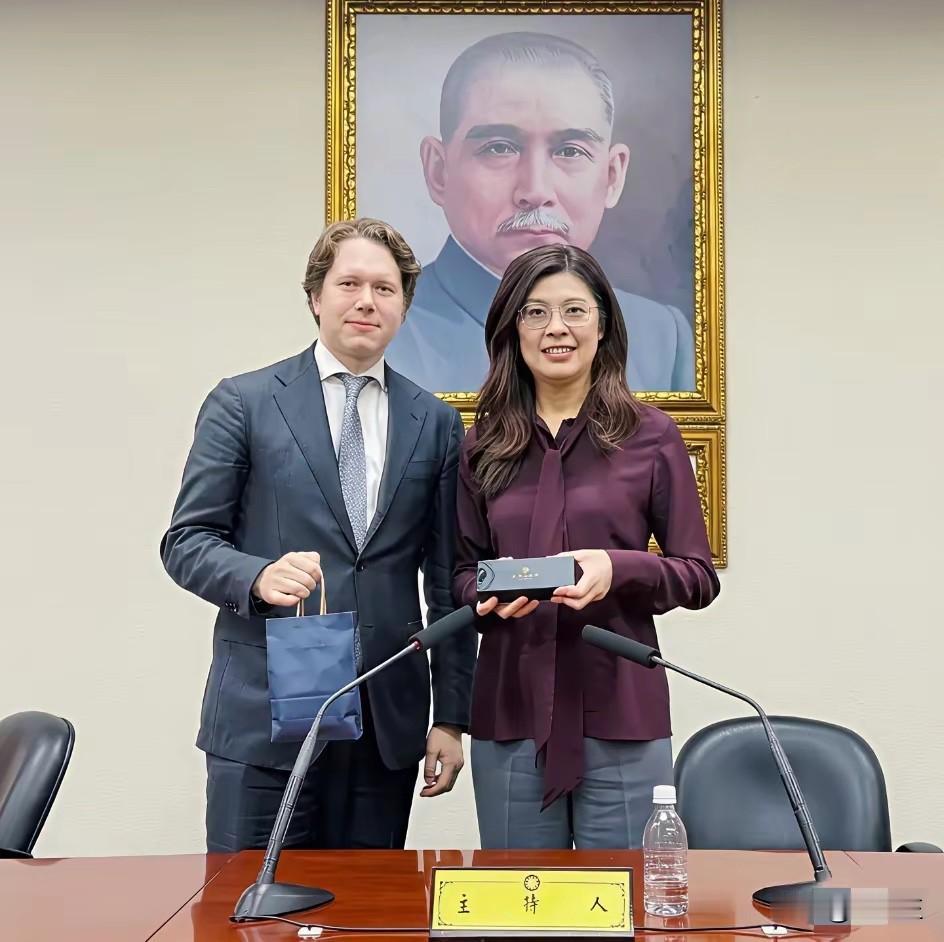 4月13日，郑丽文会见美国外事关系协会代表团原话表示：推动两岸对话和强化台湾自我