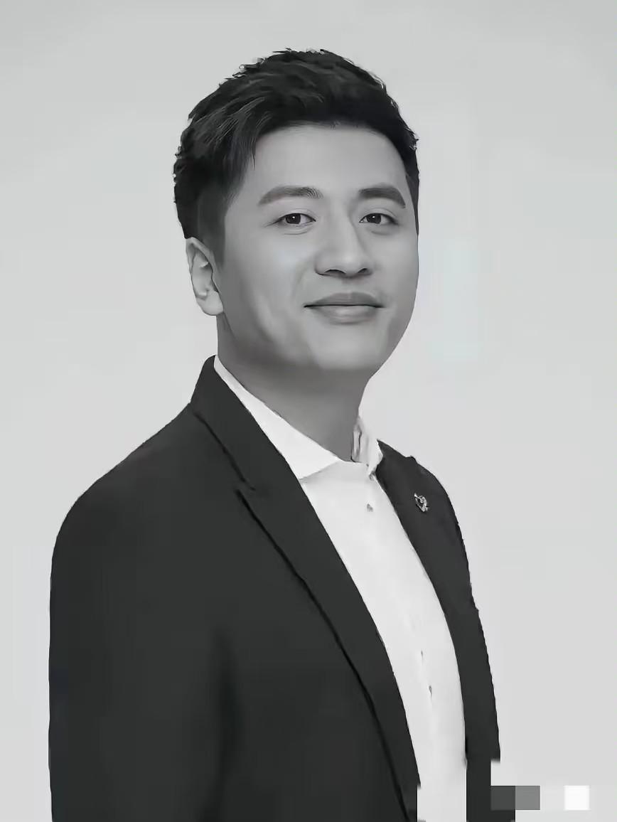 整个中国都在送他：从央视到米兰，从大冰到公司门口的鲜花。母校郑大，两次发文悼念；