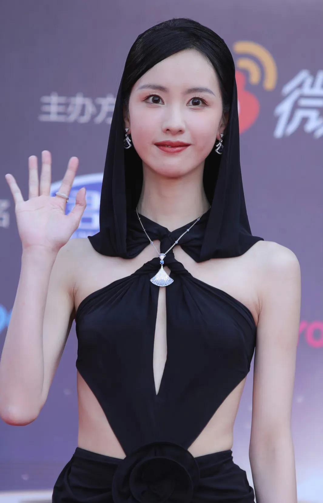 陈都灵微博电影之夜的红毯造型，彻底翻车了，连帽露腰黑裙，梳了个贴发造型，本想营造