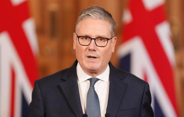 欧洲下场了！
英国首相斯塔默官宣：已经同意美国的请求，允许其出于特定且有限的防御