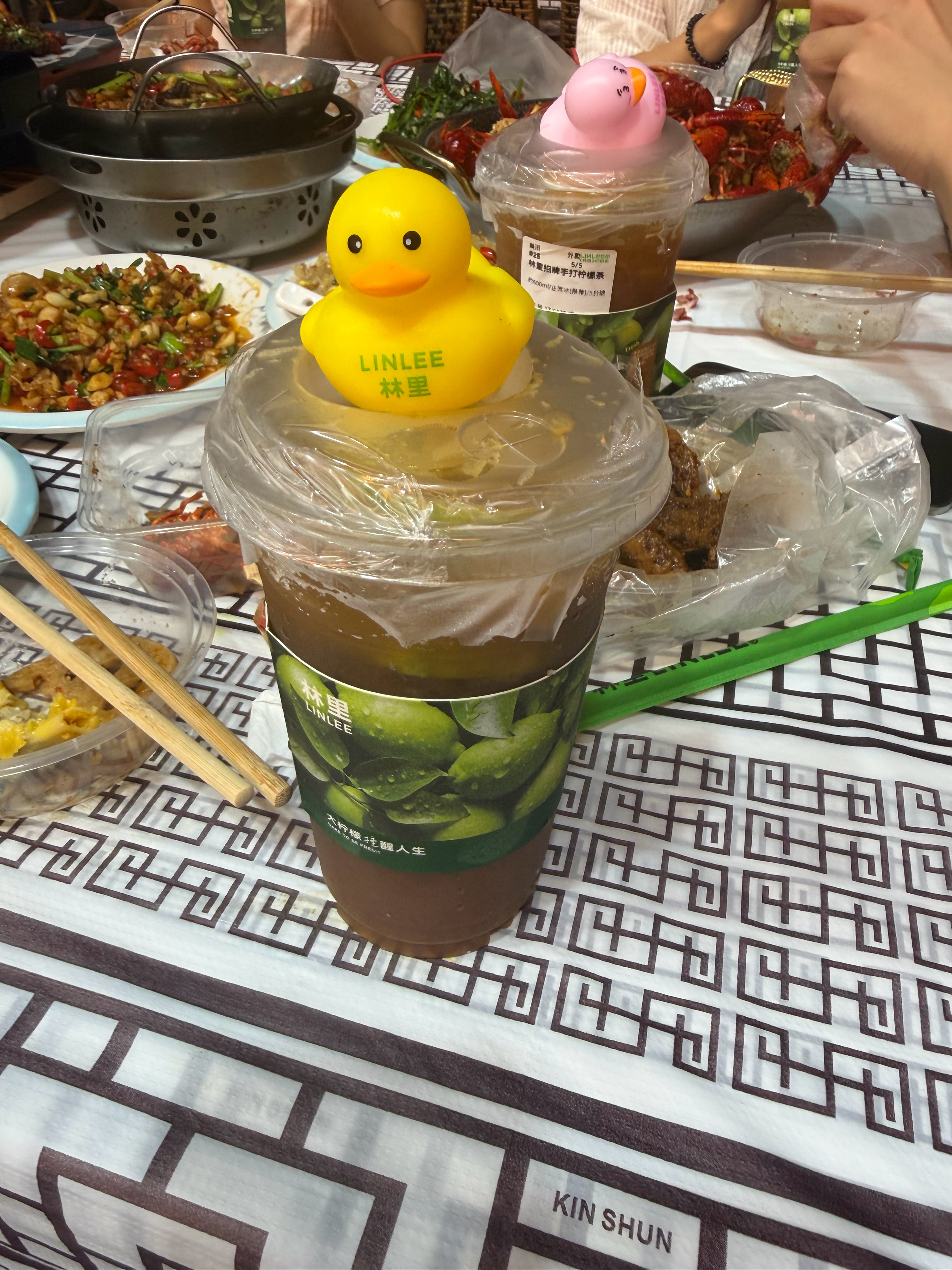 晴姐安排的小龙虾，还有小黄鸭奶茶，她说吃饭不喝酒，活到九十九 