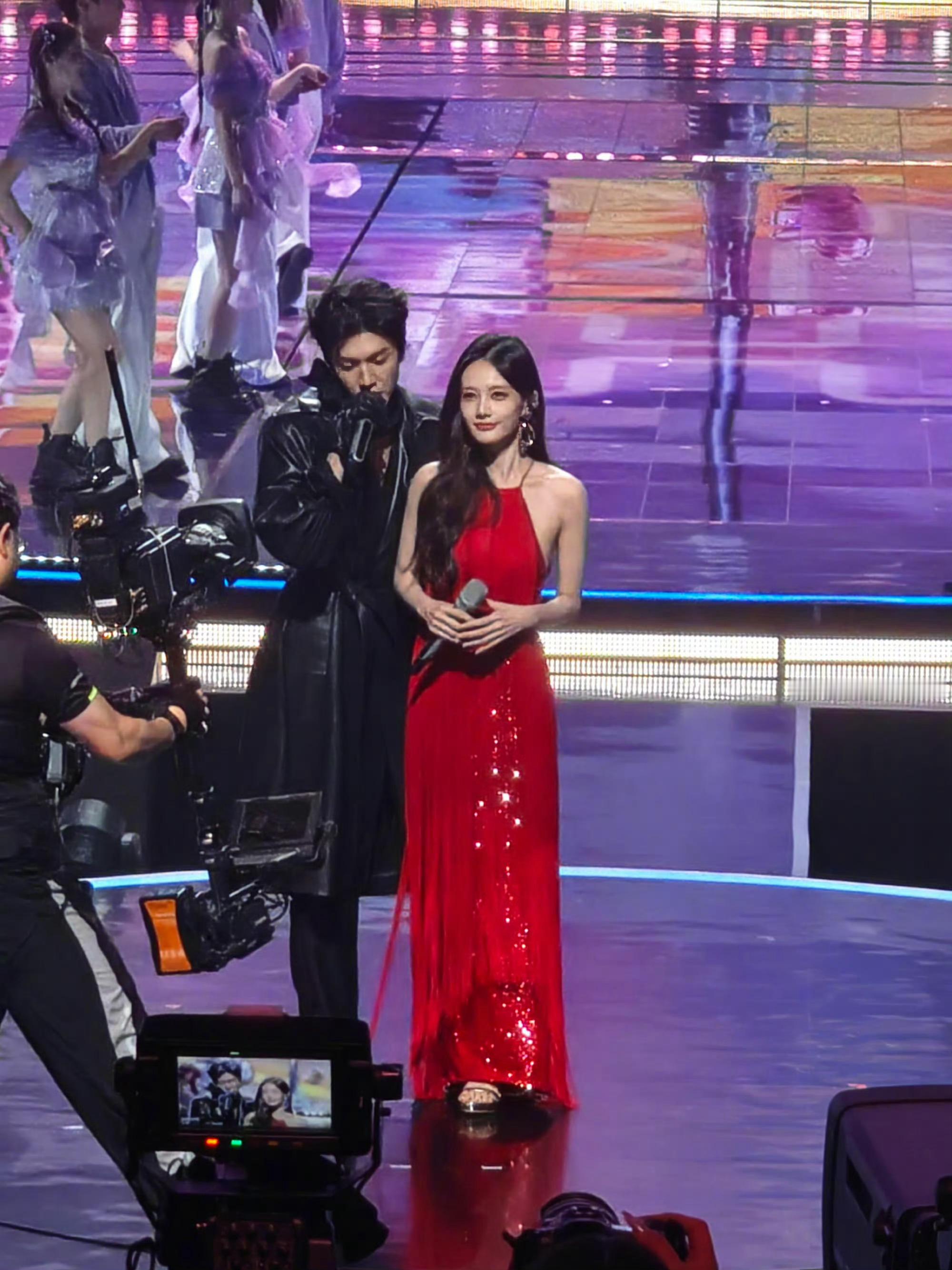 李一桐背部线条 最难的不是没有赘肉，是没有“用力感”。她转身时肩颈松弛得像靠在云