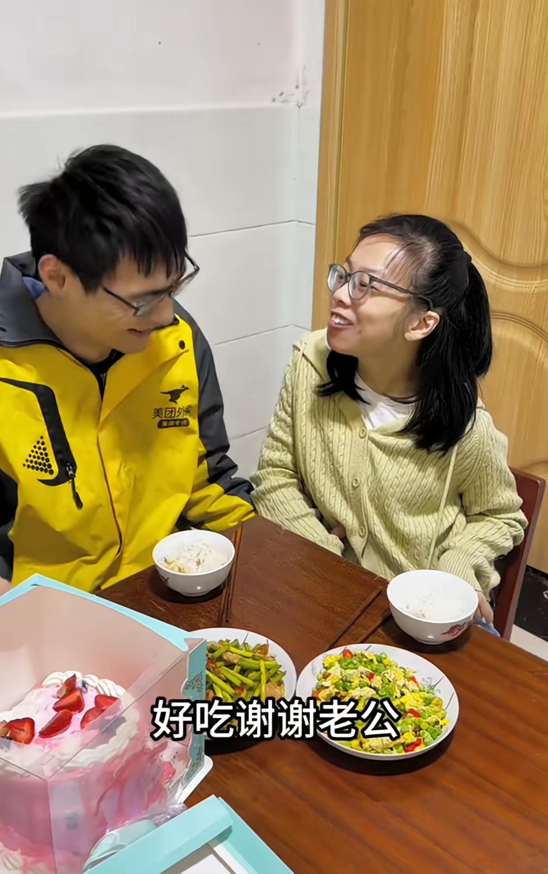 外卖小哥弄坏蛋糕崩溃大哭：今天白干了！妻子一句话让全网泪崩：家还在，天就塌不下来